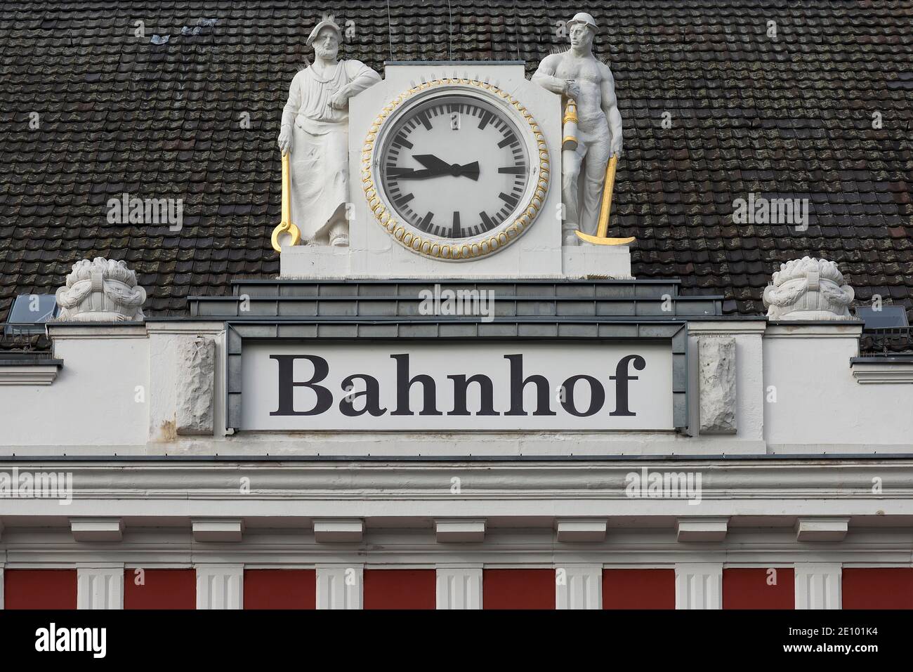 Sculture e orologio stazione alla stazione principale, Historism, costruito 1847, Hamm, Nord Reno-Westfalia, Germania, Europa Foto Stock