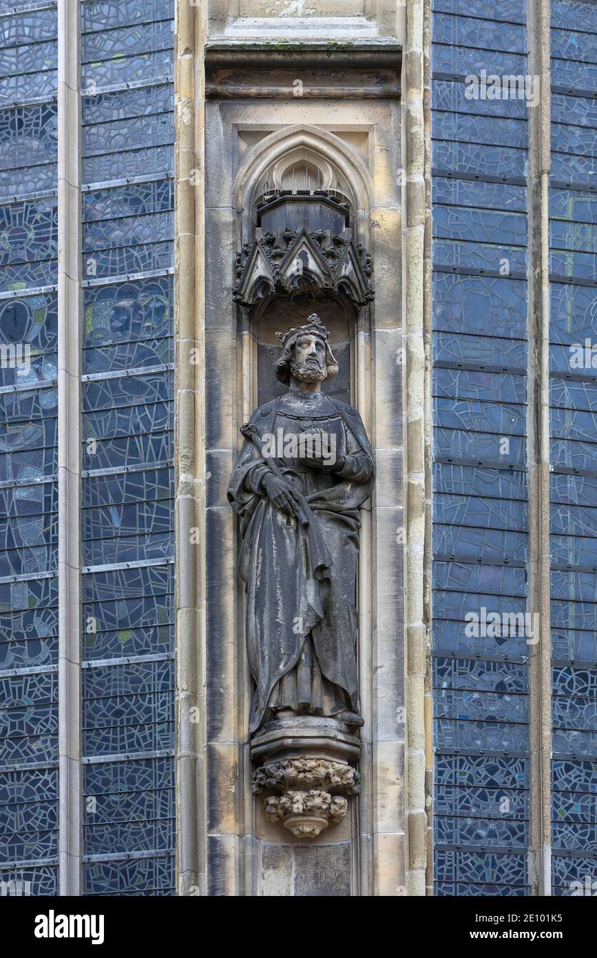 Imperatore con scettro e orbe, figura sulla facciata della chiesa gotica Lamberti, Münster, Nord Reno-Westfalia, Germania, Europa Foto Stock
