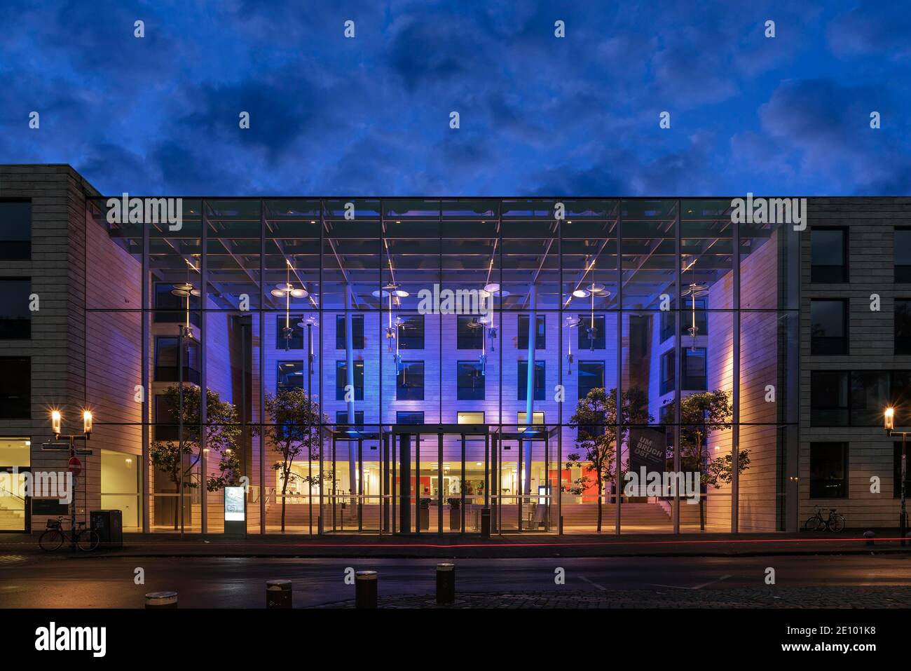 Facciata illuminata del governo del distretto Münster a ora blu, Münster, Nord Reno-Westfalia, Germania, Europa Foto Stock