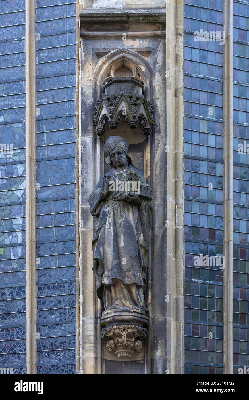Fondatore con la cattedrale in mano, figura sulla facciata del gotico Lambertikirche, Münster, Nord Reno-Westfalia, Germania, Europa Foto Stock