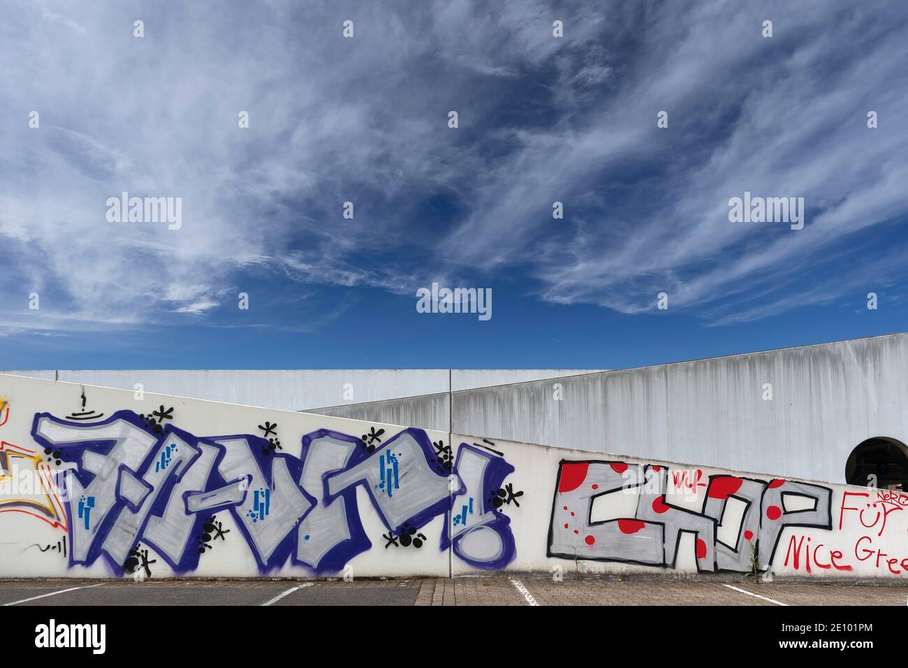 Graffiti su parete di cemento, cielo nuvoloso, Nord Reno-Westfalia, Germania, Europa Foto Stock