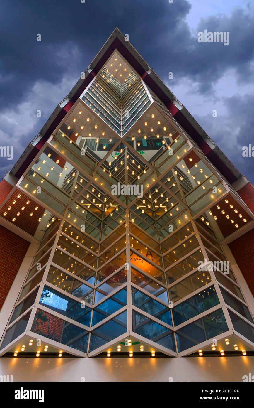 Facciata illuminata di sera, grandi magazzini moderni, Münster Nord Reno-Westfalia, Germania, Europa Foto Stock