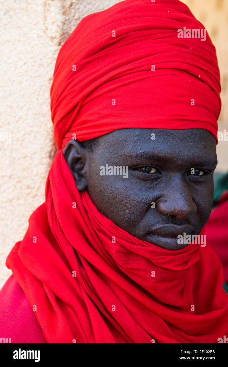 Guardia del Sultano prima del palazzo sultano di Koure, Niger, Africa Foto Stock