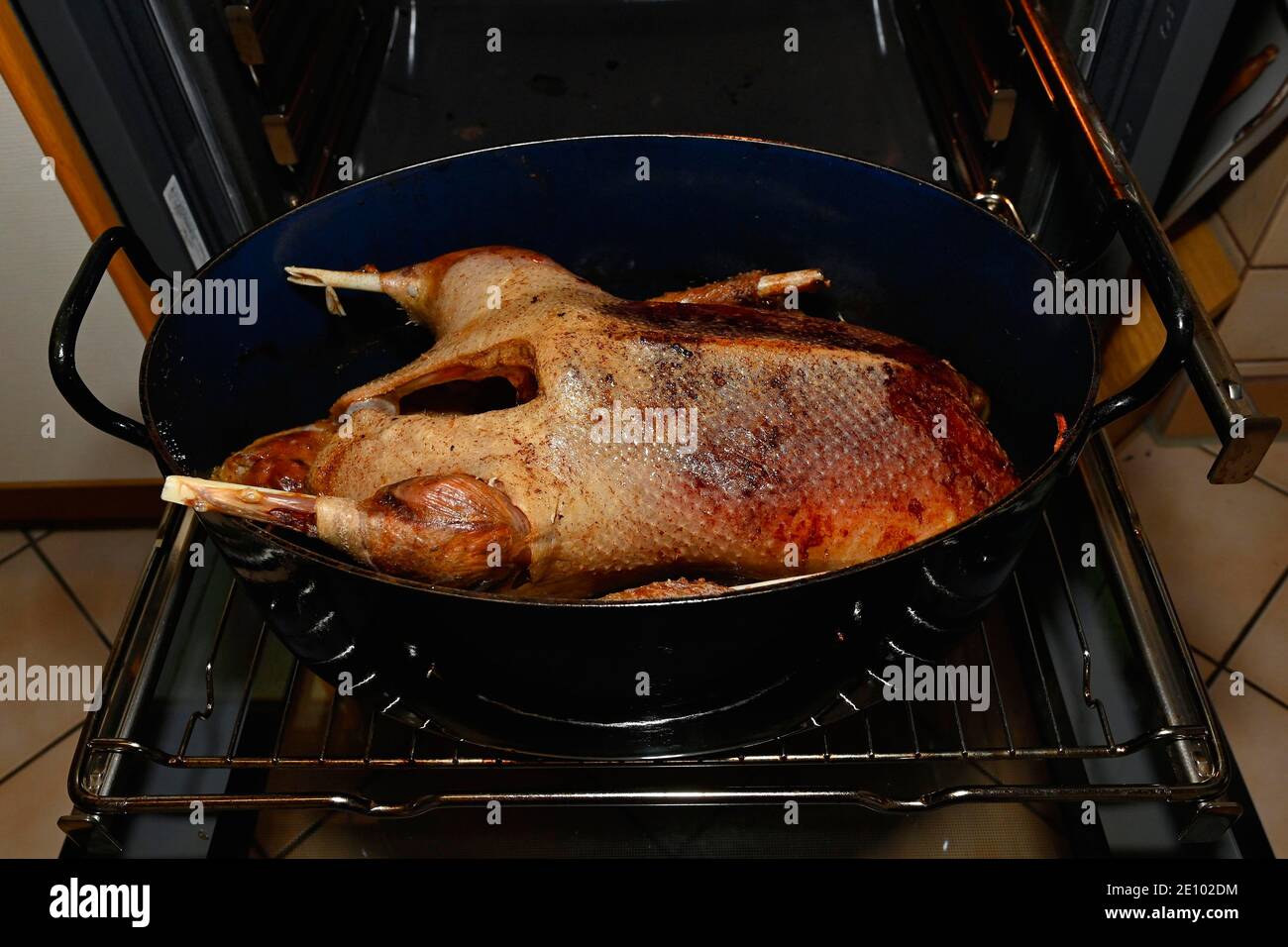 L'oca di Natale arrostita in un forno di tostatura, Stoccarda, Baden-Württemberg, Germania, Europa Foto Stock