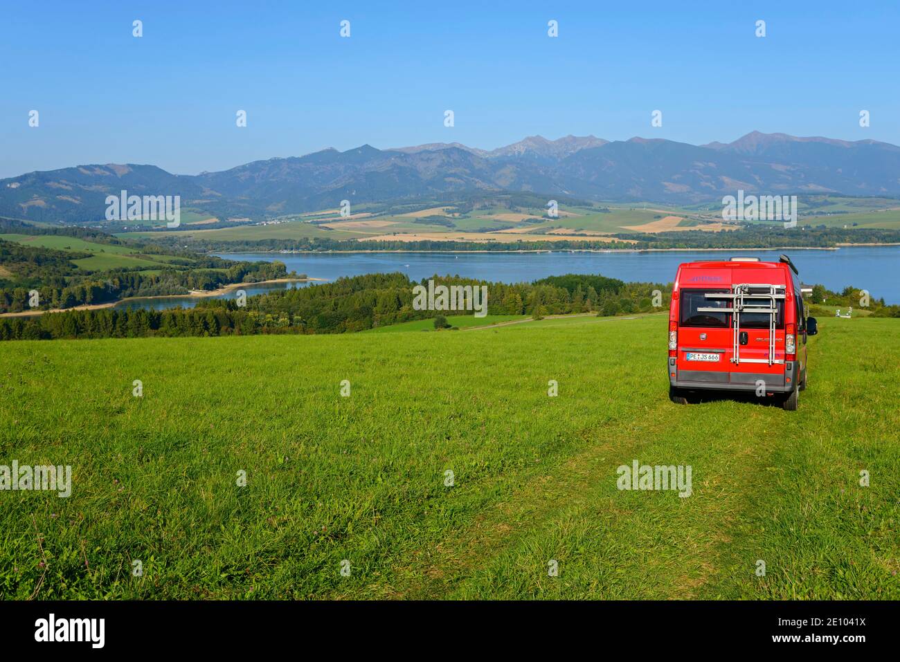 Casa mobile su un pendio con una vista del lago artificiale di Liptov o Liptovska Mara vicino a Bobrovnik, Liptovsky Mikulas distretto, Liptov regione, Slovacchia, Euro Foto Stock