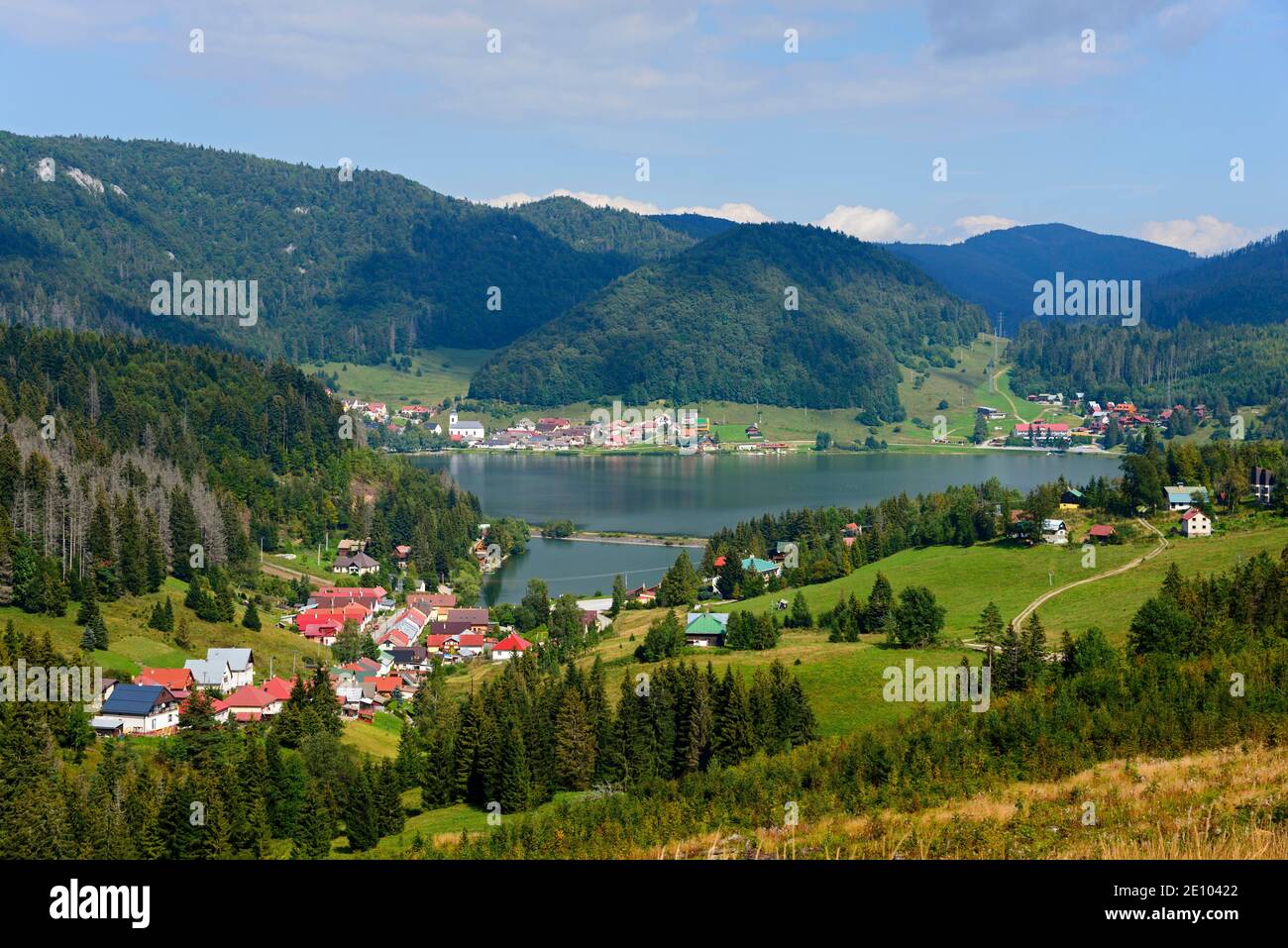 Vista dei villaggi Dobsinska Masa e Dedinky, serbatoio Palcmanska Masa, Parco Nazionale Paradiso Slovacco, regione Kosice, Carpazi Occidentali, Slovacchia, E. Foto Stock