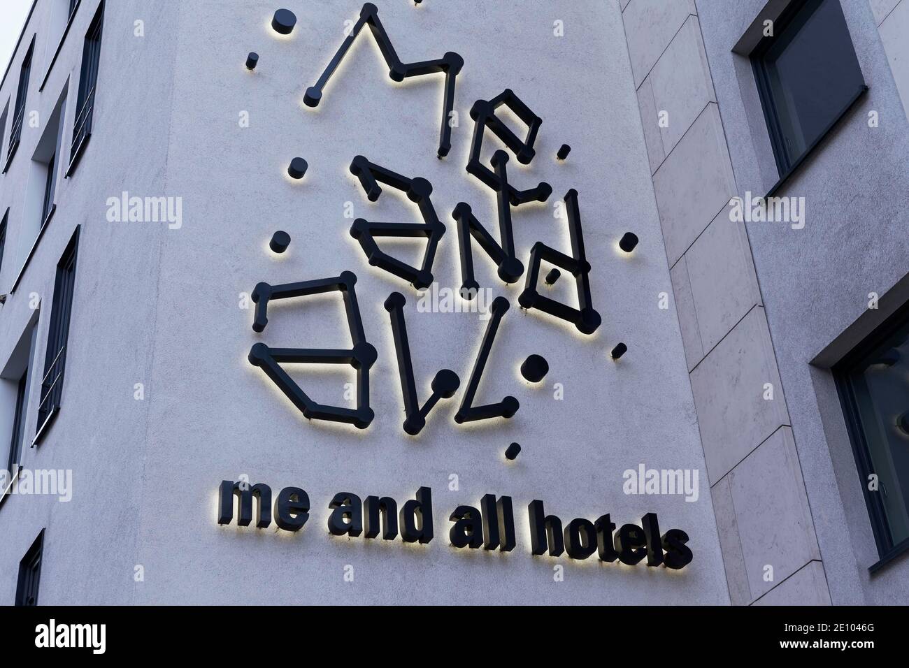 Io e tutti gli hotel, logo sull'edificio, boutique hotel, Düsseldorf, Nord Reno-Westfalia, Germania, Europa Foto Stock