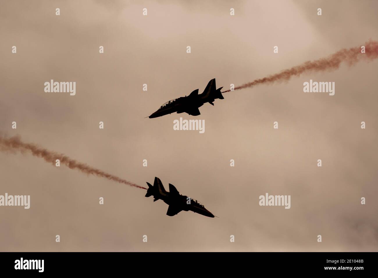 BAE Systems Hawk due aerei della Royal Air Force Red Arrows mostrano il team in volo, Cambridgeshire, Inghilterra, Regno Unito, Europa Foto Stock