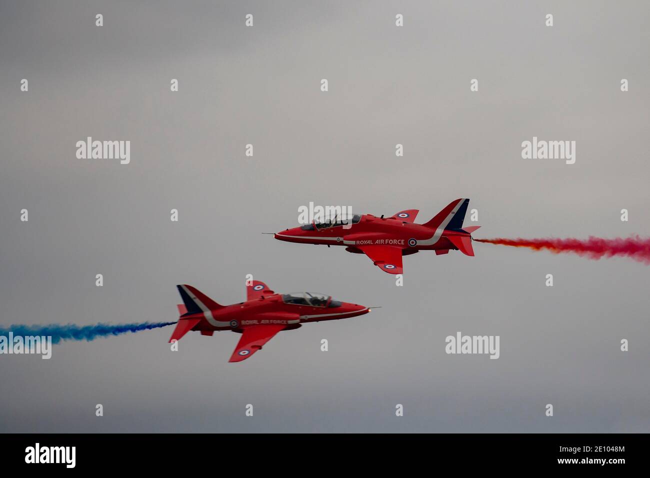 BAE Systems Hawk due aerei della Royal Air Force Red Arrows mostrano il team in volo, Cambridgeshire, Inghilterra, Regno Unito, Europa Foto Stock