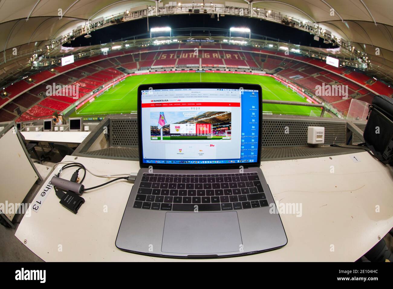 Sede dei giornalisti negli stand, computer portatile con sito web VfB Stuttgart, Mercedes-Benz Arena, Stoccarda, Baden-Württemberg, Germania, Europa Foto Stock