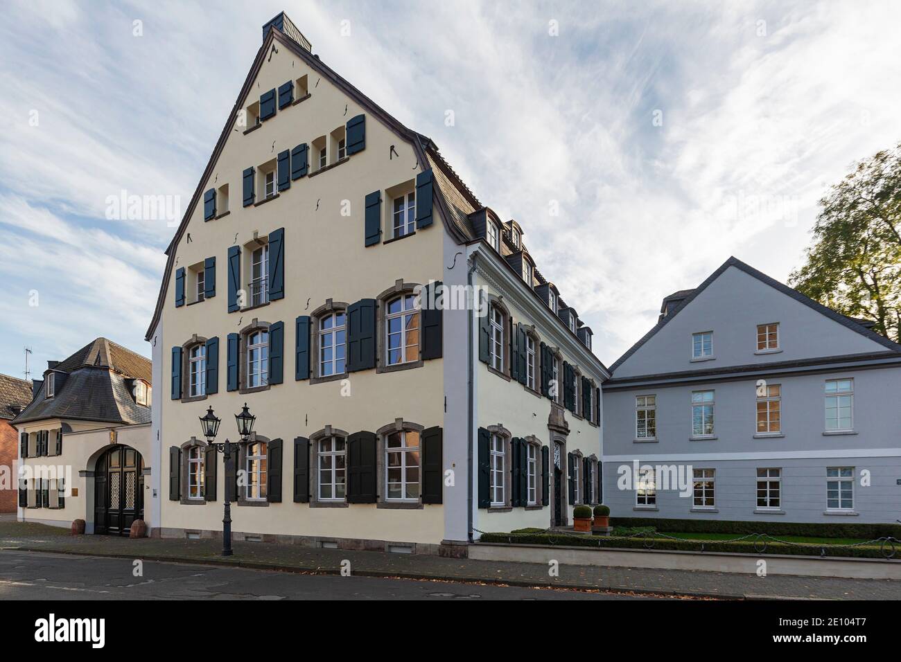 Krefeld-Uerdingen - Vista sulla casa di Neuhof, l'ex complesso con cortile a quattro ali con una casa padronale a due piani è stato costruito nel 1778, Nord Reno Westpha Foto Stock
