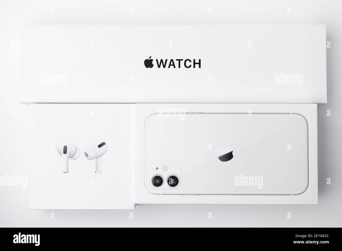 Orologio Apple, AirPods pro, iPhone 11 scatole isolate su sfondo bianco, dicembre 2020, San Francisco, USA Foto Stock