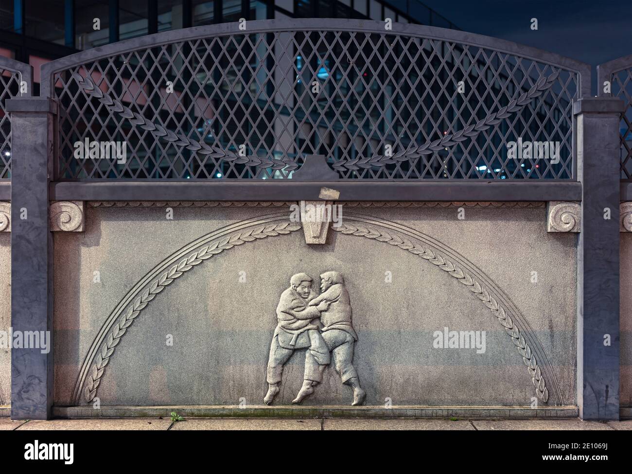tokyo, giappone - novembre 02 2020: Primo piano su un rilievo di pietra raffigurante atleti che praticano Judo sul Ponte Olimpico di Harajuku chiamato Gorinbashi e. Foto Stock