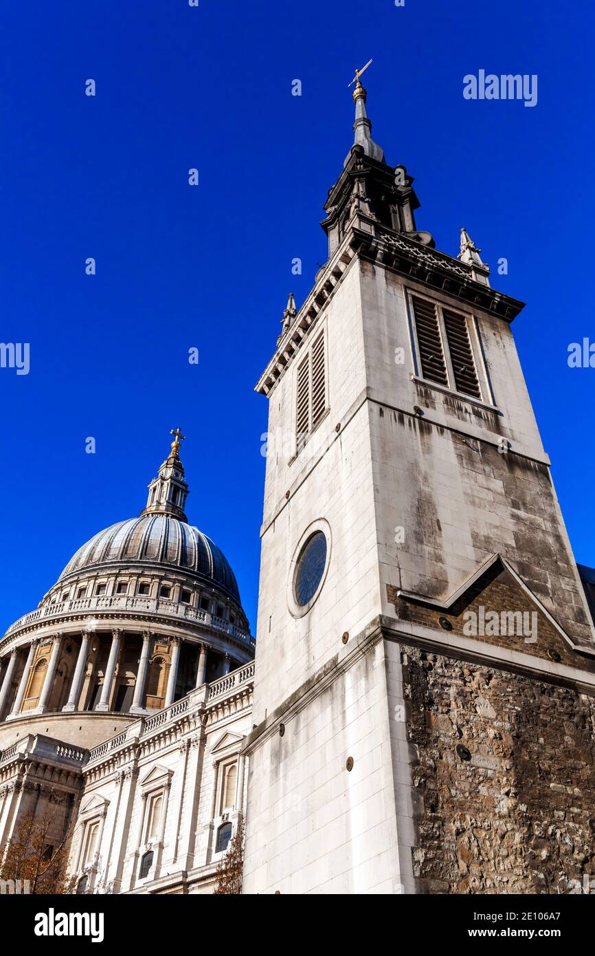 Sant'Agostino con la Chiesa di Santa fede accanto a San Paolo Cattedrale di Londra Inghilterra ricostruita nel 1680 da Sir Christopher Wren è un turista popolare Foto Stock