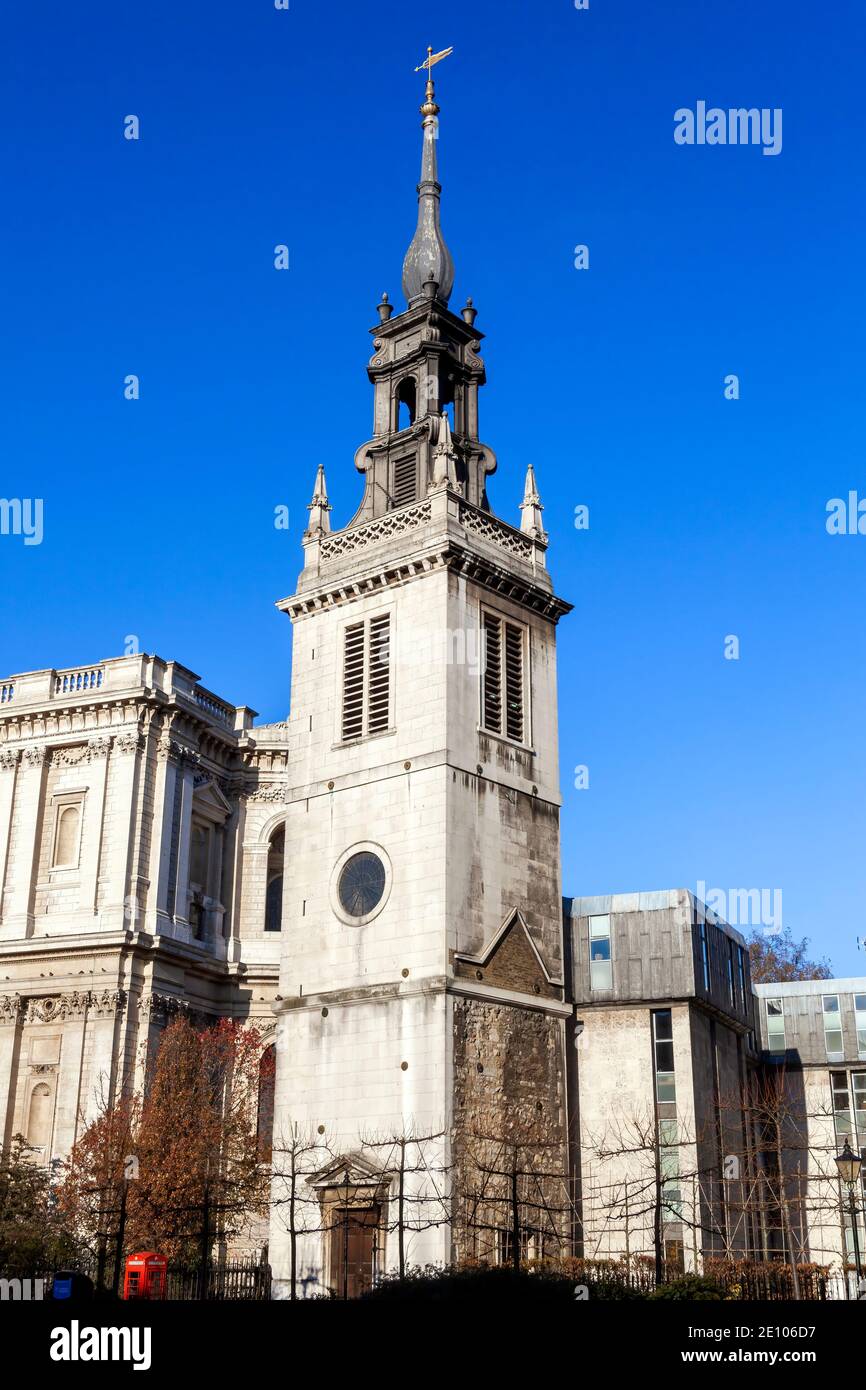 Sant'Agostino con la Chiesa di Santa fede accanto a San Paolo Cattedrale di Londra Inghilterra ricostruita nel 1680 da Sir Christopher Wren è un turista popolare Foto Stock