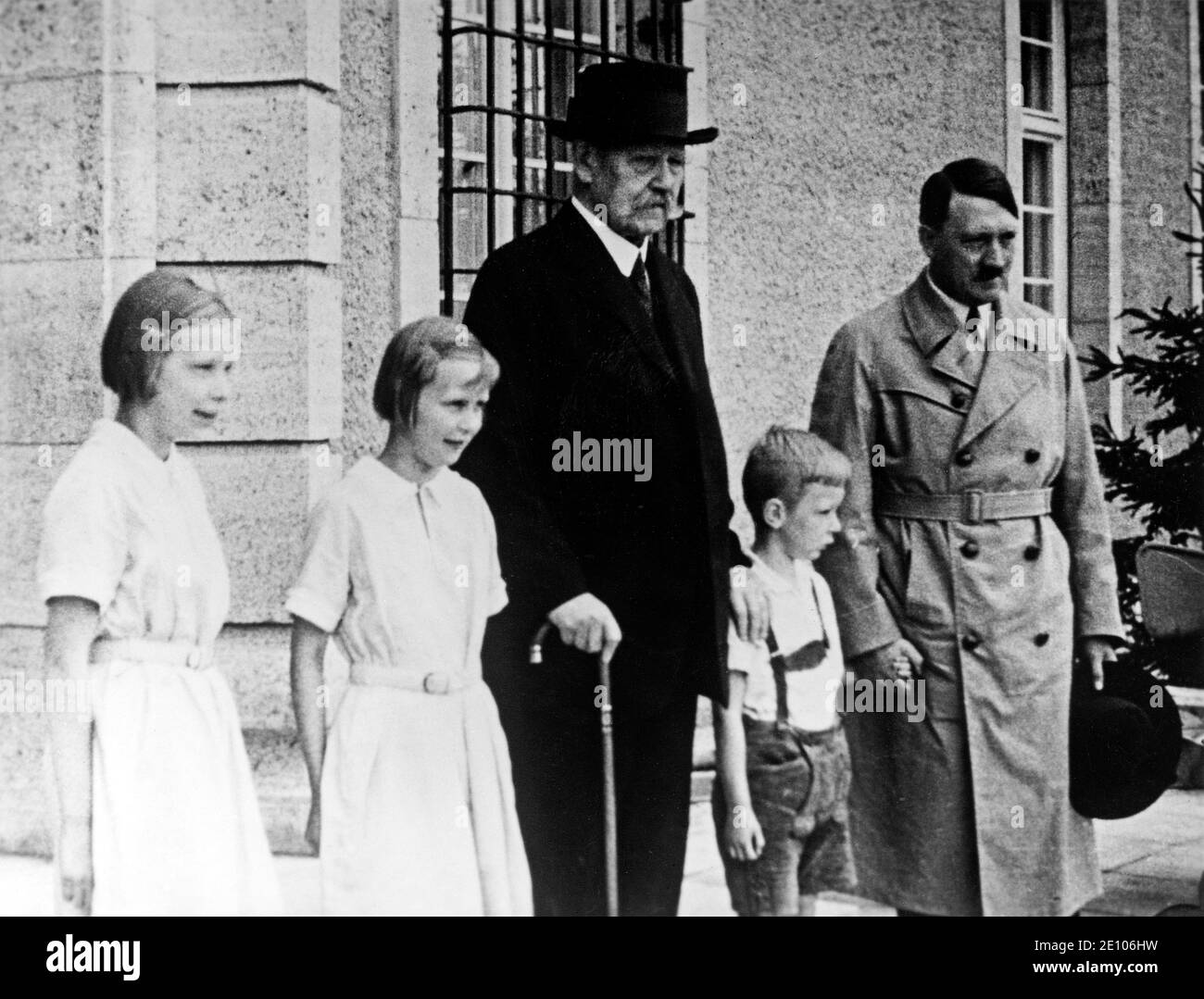 Adolf Hitler e Paul von Hindenburg e i suoi nipoti, fotografia storica, 1933, Neudeck Estate, Germania, ora Polonia, Europa Foto Stock