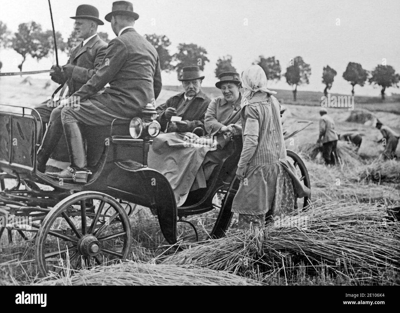 Paul von Hindenburg seduto in una carrozza che ispeziona le sue terre, fotografia storica, ca. 1930, Neudeck, Germania, oggi Polonia, Europa Foto Stock