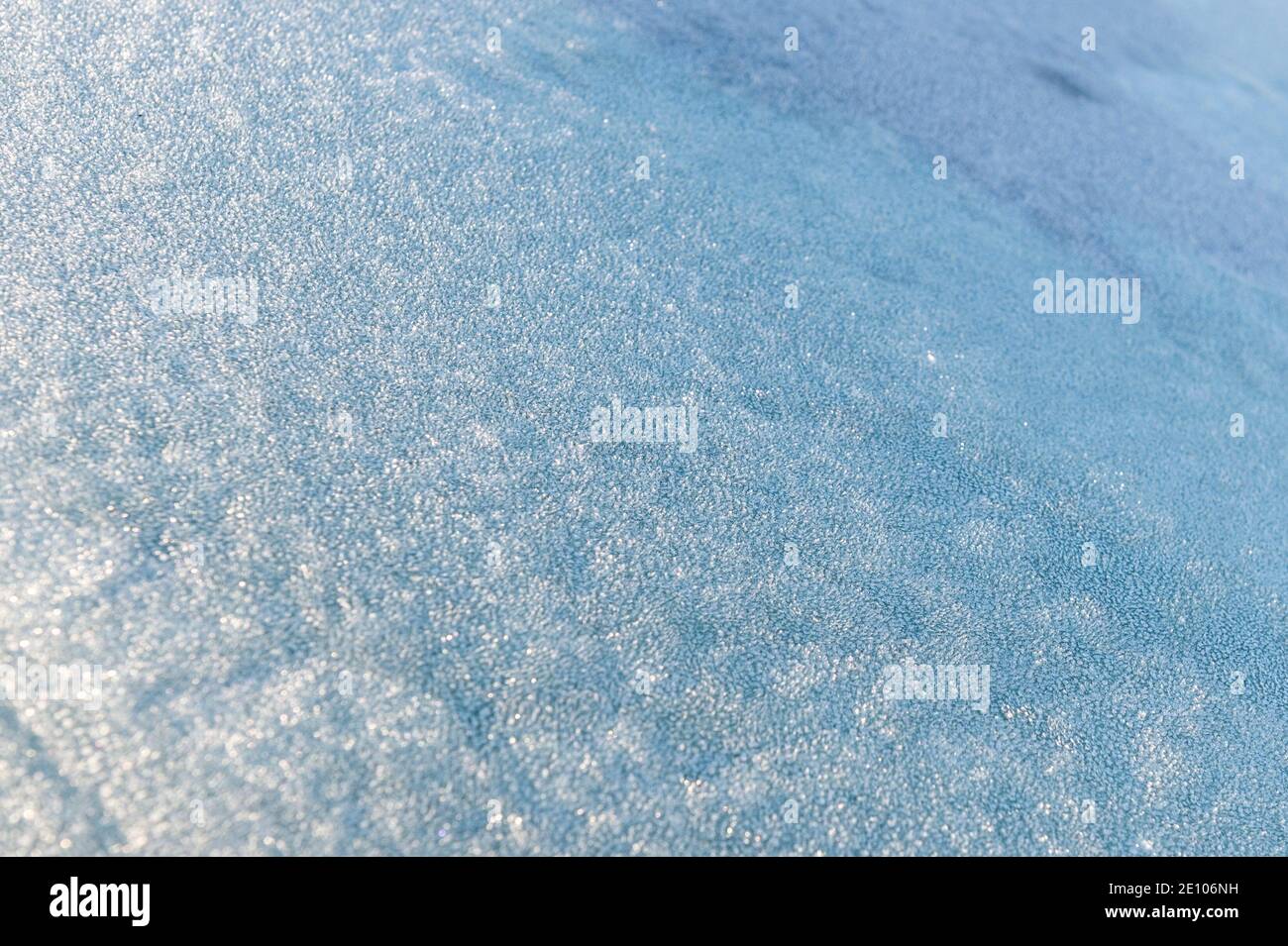 Timoleague, West Cork, Irlanda. 3 gennaio 2021. Dopo che le temperature hanno raggiunto -4 per tutta la notte, una brina pesante era presente questa mattina sui parabrezza dell'automobile. La giornata sarà prevalentemente asciutta con sole invernale e alti da 1 a 4 gradi. Credit: AG News/Alamy Live News Foto Stock