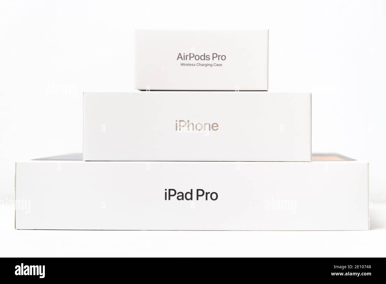 AirPods pro, iPhone, iPad pro scatole isolato su sfondo bianco, dicembre 2020, San Francisco, Stati Uniti Foto Stock