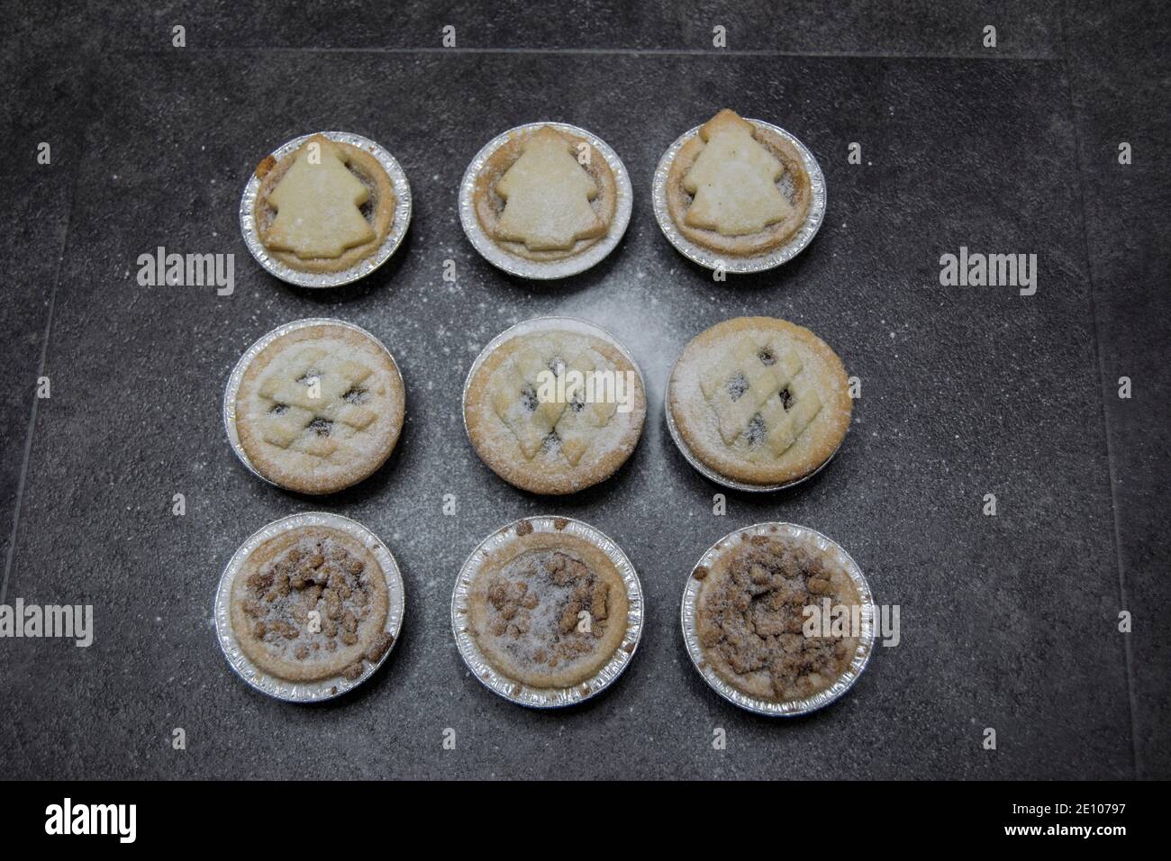 Nove torte di mince di Natale su sfondo scuro Foto Stock