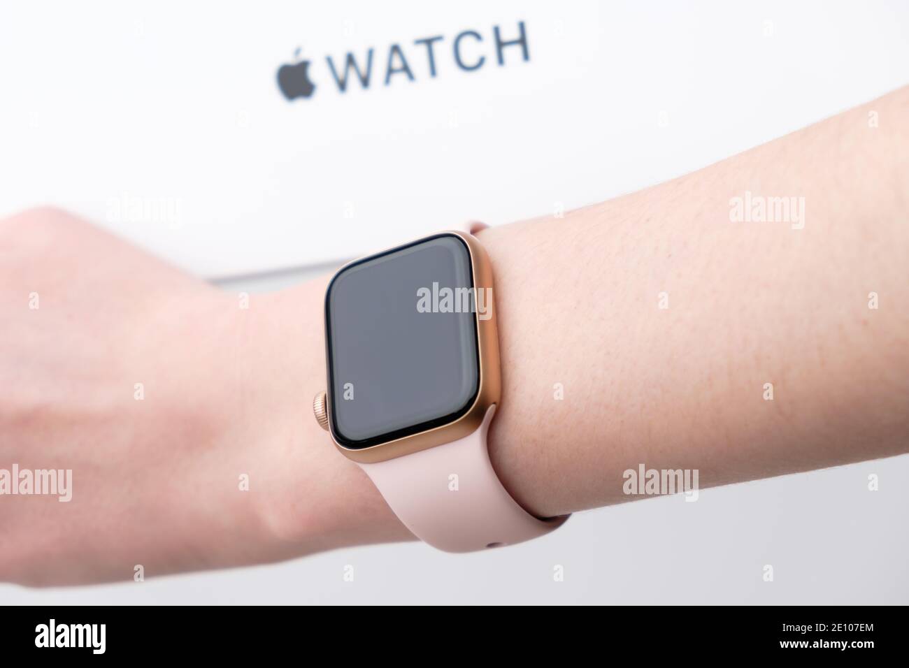 Apple orologio sulla mano donna sullo sfondo di box, dicembre 2020, San Francisco, Stati Uniti Foto Stock