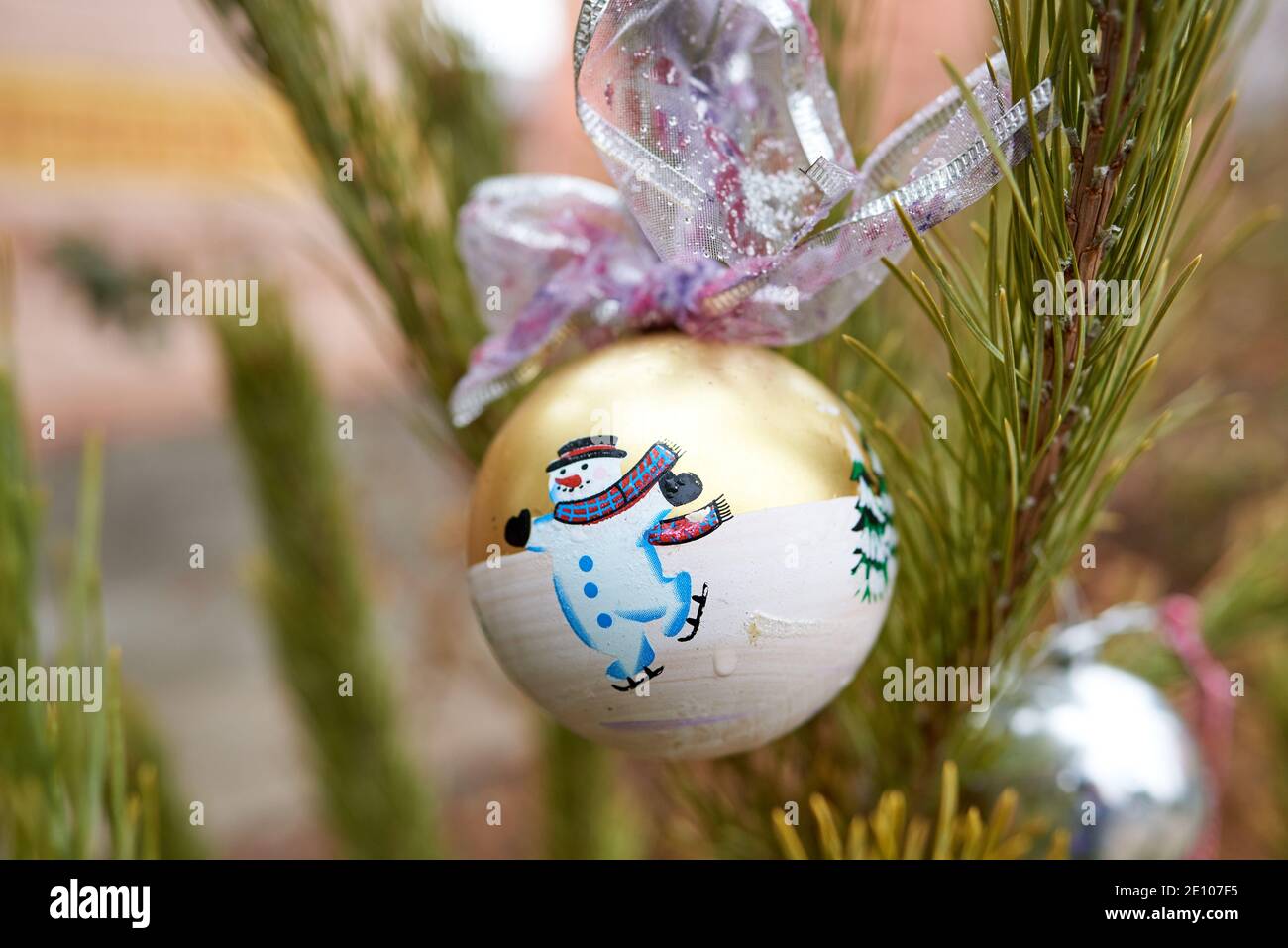 Giocattolo dell'albero di Natale appeso all'abete Foto Stock