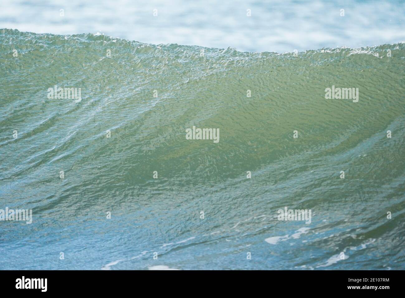 Infrangere le onde sulla costa in Spagna, Andalusia, Spagna. Foto Stock