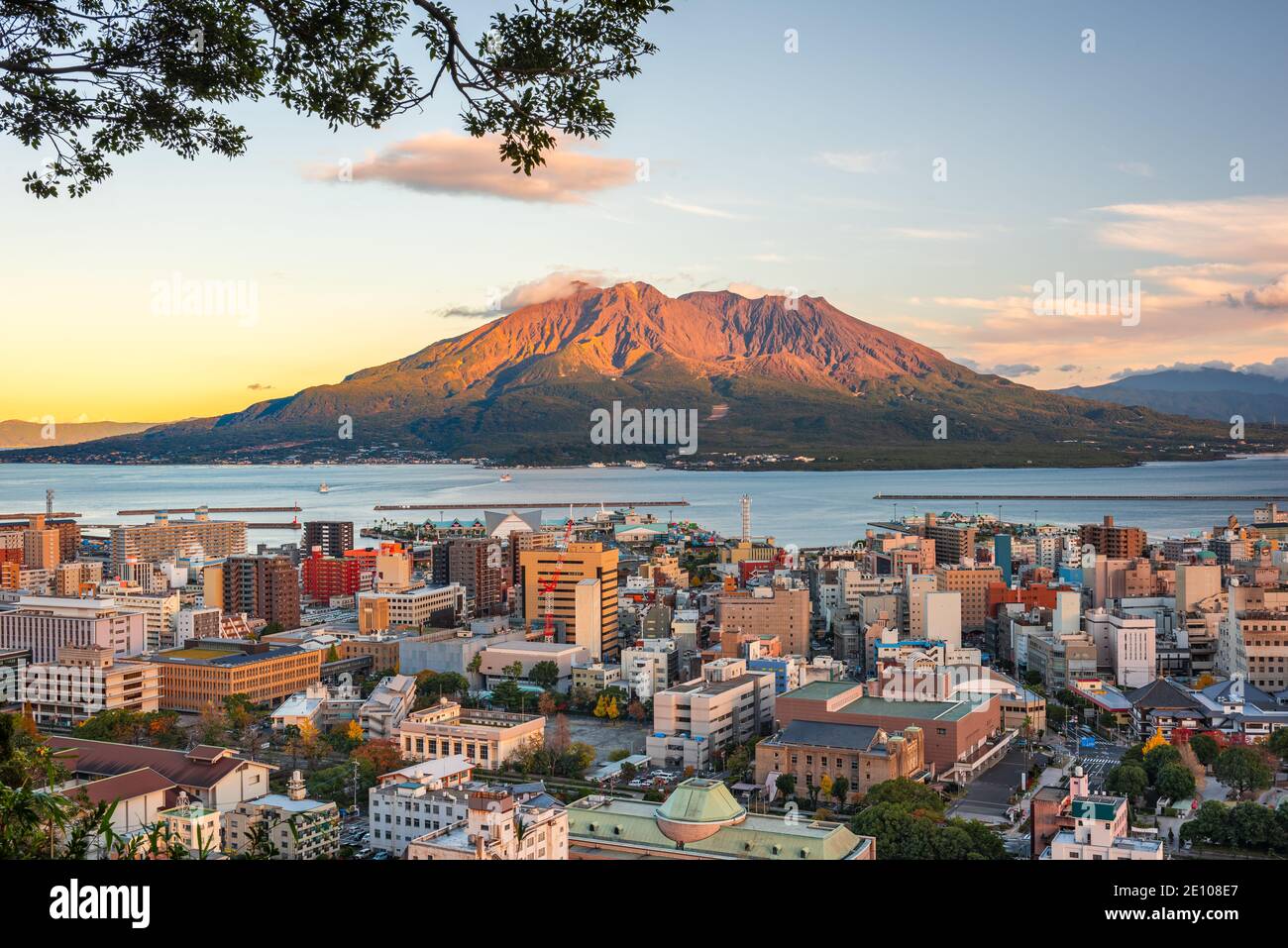 Kagoshima, Giappone skyline con vulcano Sakurajima al crepuscolo. Foto Stock