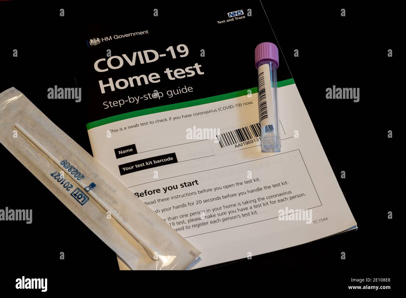 Covid-19 Coronavirus home test kit del governo britannico, con tampone, flacone per campioni e libretto di istruzioni. Foto Stock