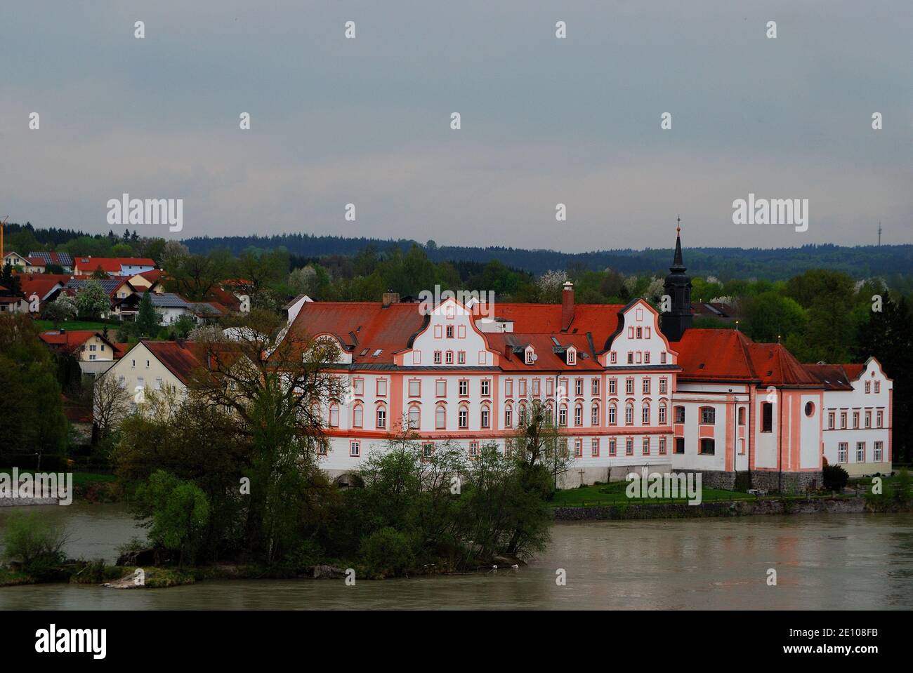 castello e chiesa in una città barocca sul fiume Foto Stock