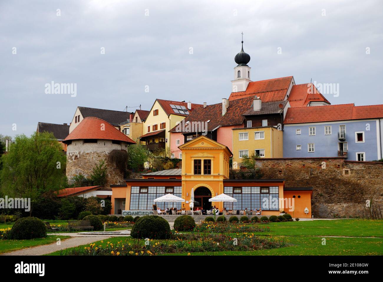 locale con giardino e chiesa in una città barocca Foto Stock