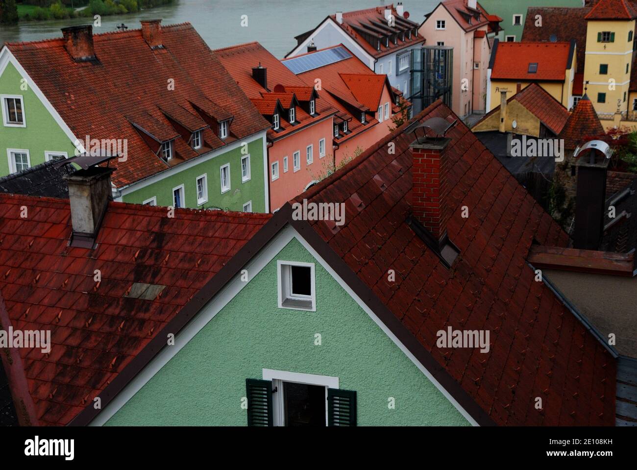 molti tetti rossi in una colorata città barocca Foto Stock