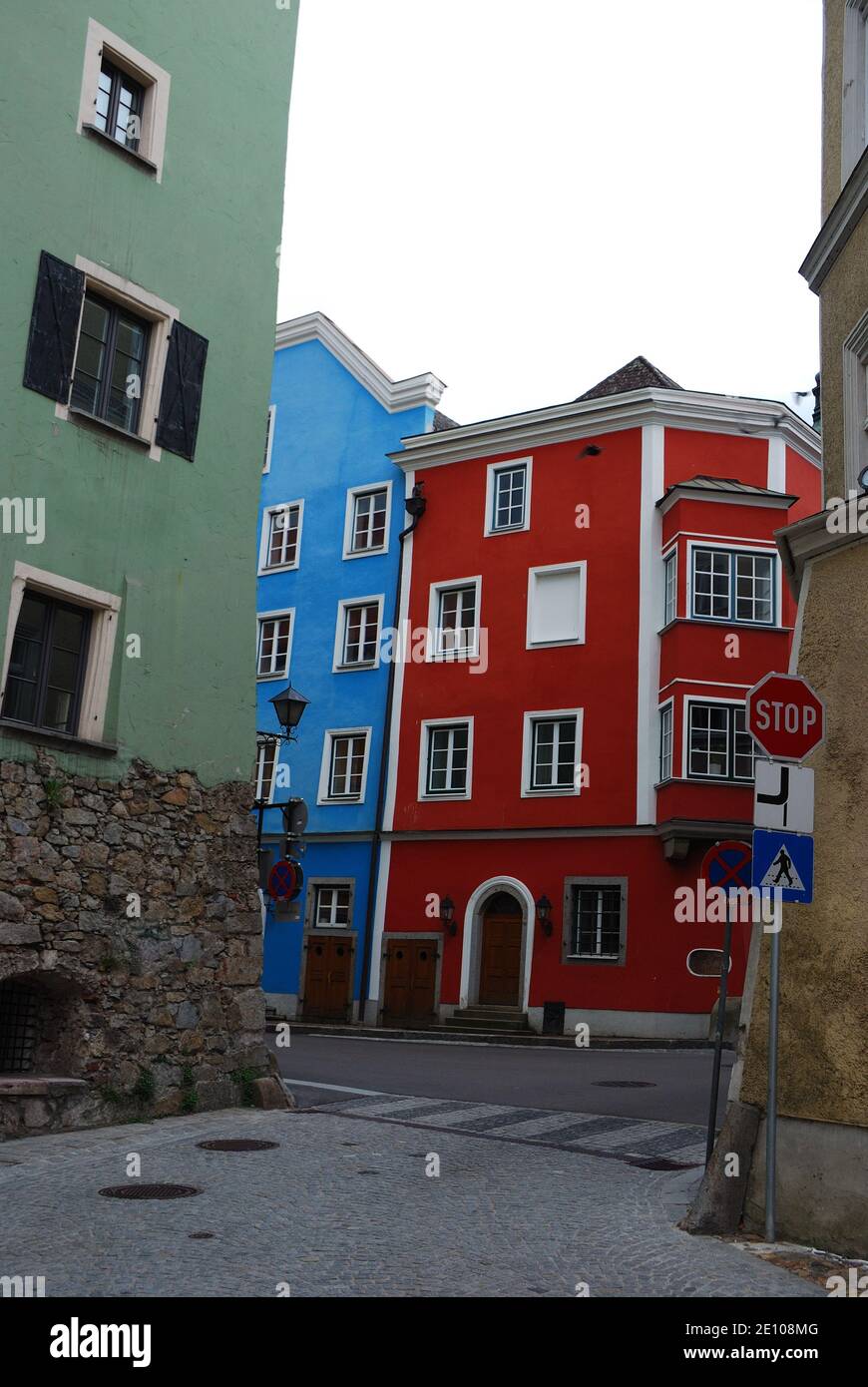 casa rossa in un formato di ritratto barocco della città Foto Stock