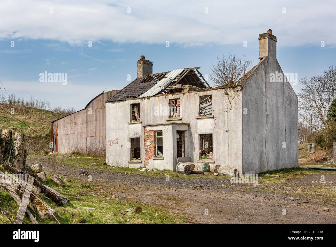 Una casa derelict semi senza tetto Foto Stock