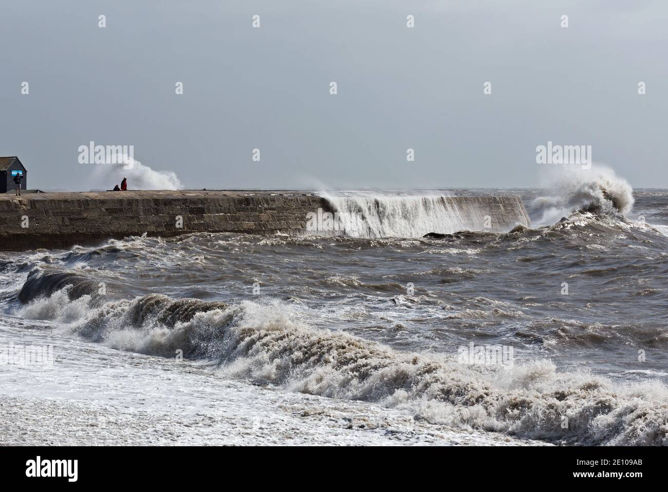 Tempesta Francesco colpire il Cobb a Lyme Regis in Dorset, Inghilterra Regno Unito nel mese di agosto 2020 e l'invio di onde che si schiantano sulle scialle. Foto Stock