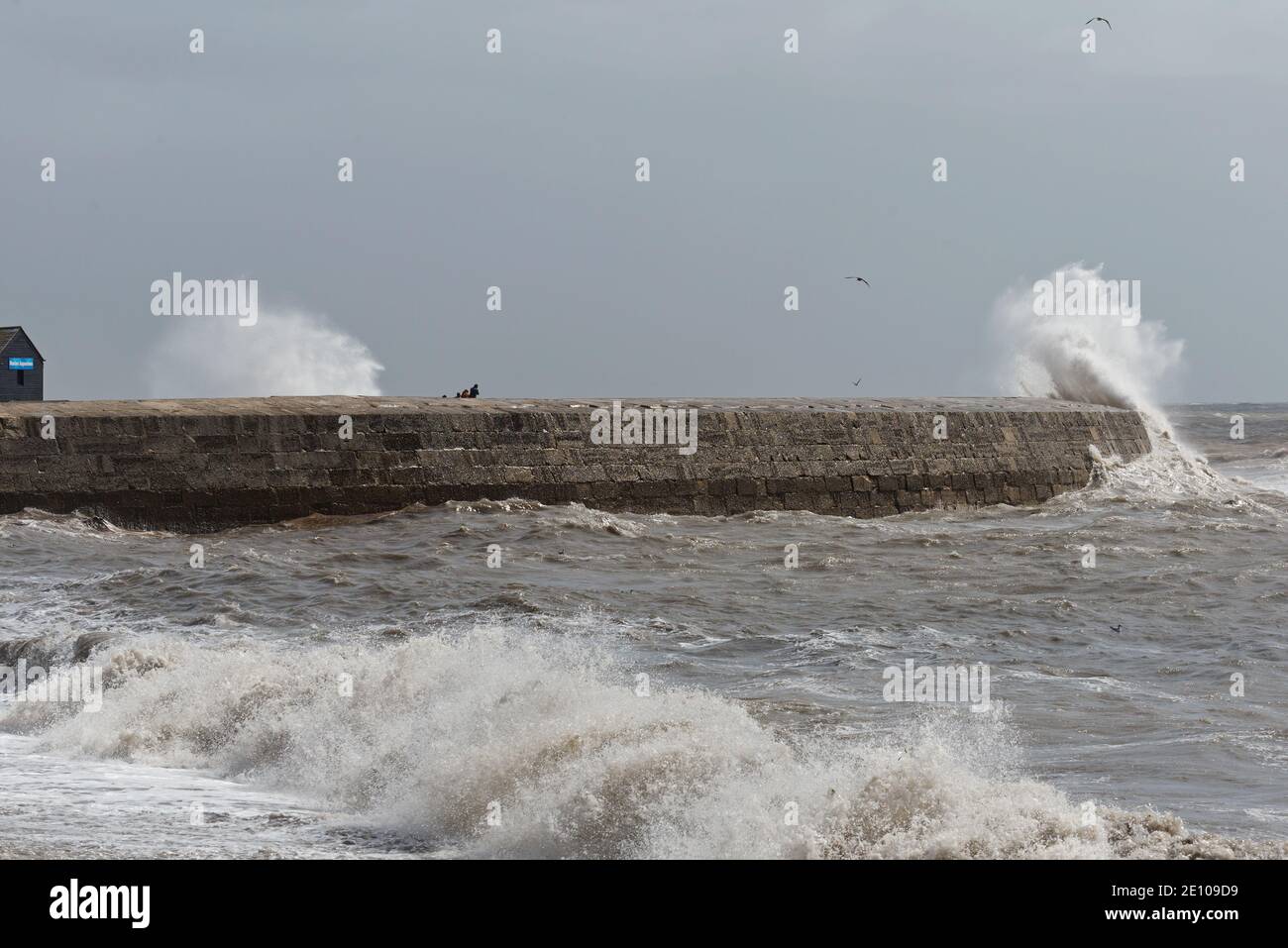 Tempesta Francesco colpire il Cobb a Lyme Regis in Dorset, Inghilterra Regno Unito nel mese di agosto 2020 e l'invio di onde che si schiantano sulle scialle. Foto Stock