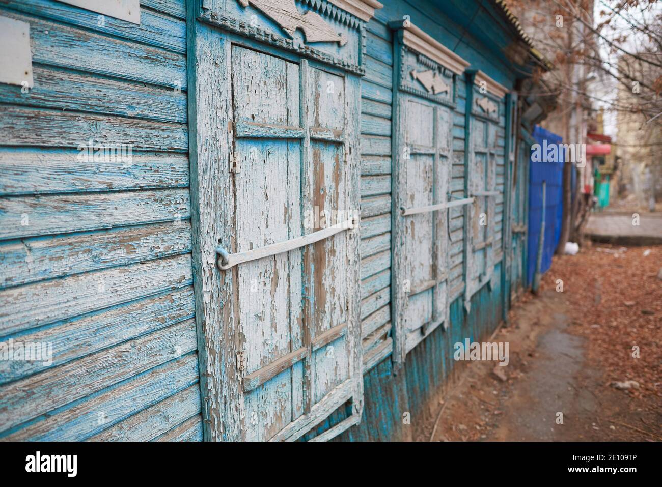Vecchia casa di legno blu con persiane chiuse, abbandonata dai proprietari Foto Stock