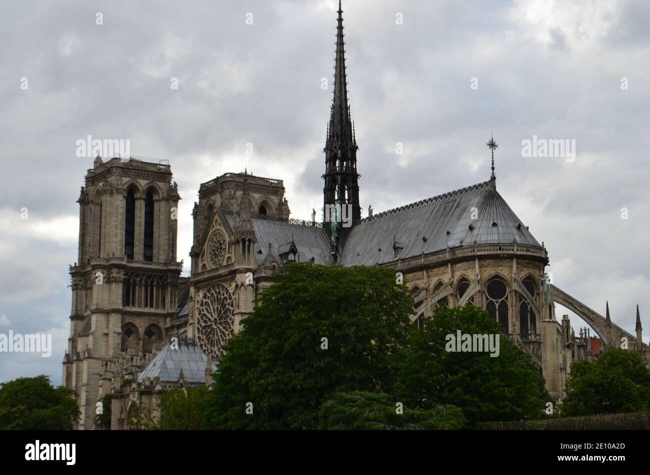 Vista della cattedrale di Notre Dame dalla Senna su un giorno nuvoloso Foto Stock
