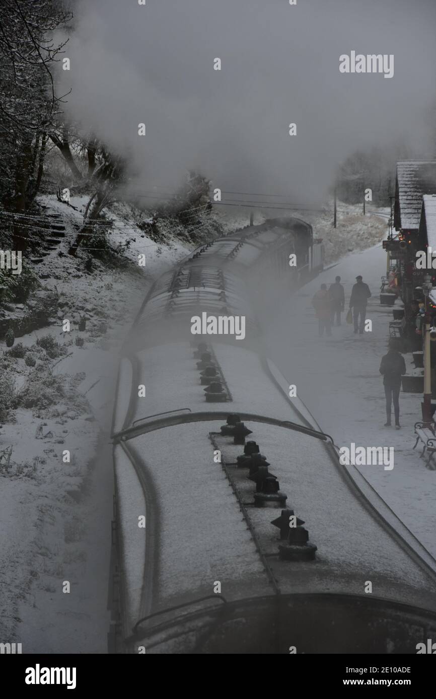 Treno a vapore su K.W.V.R., Haworth Station in Winter, West Yorkshire Foto Stock