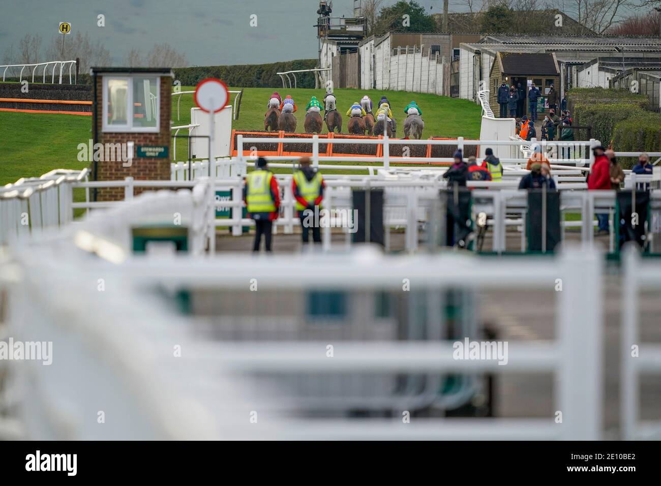 I corridori e i corridori corrono verso la curva superiore durante la corsa di sport del cielo sull'ostacolo dei novizi del cielo 415 all'ippodromo di Plumpton. Foto Stock