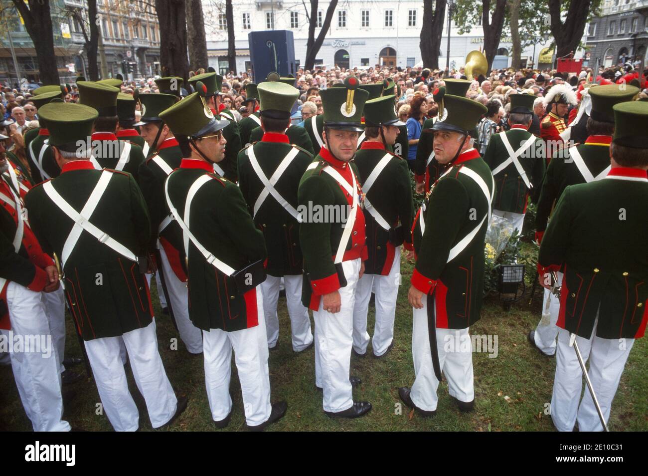 Il 5 ottobre 1997 viene rilocato a Trieste, città italiana ma a lungo sotto l'Impero austro-ungarico, il monumento, rimosso nel 1921, alla principessa Elisabetta d'Austria 'sissi', moglie dell'imperatore Francesco Giuseppe. Per l'occasione raccoglie un gran numero di nostalgici e appassionati dell'Impero, con uniformi e abiti vintage. Foto Stock