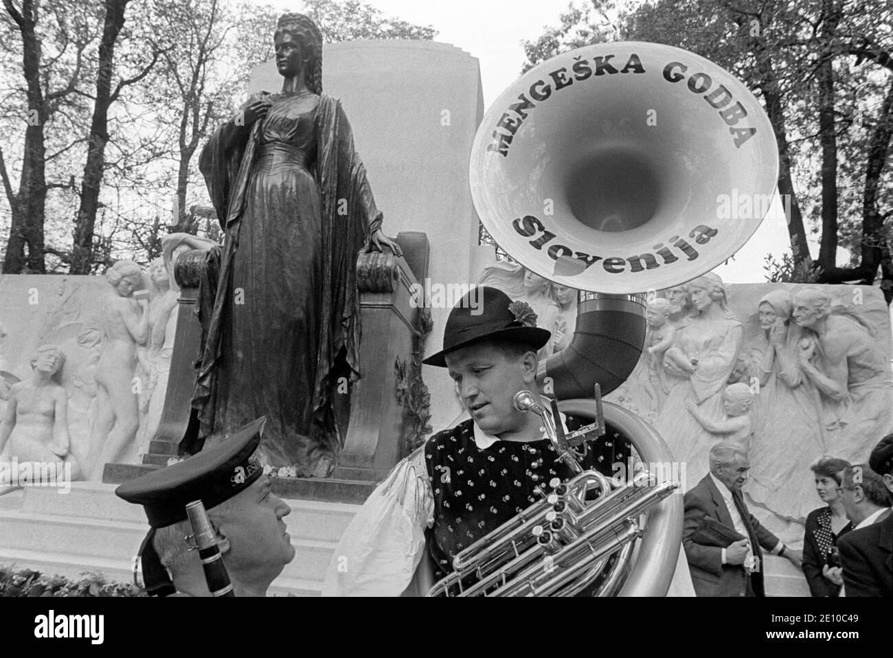 Il 5 ottobre 1997 viene rilocato a Trieste, città italiana ma a lungo sotto l'Impero austro-ungarico, il monumento, rimosso nel 1921, alla principessa Elisabetta d'Austria 'sissi', moglie dell'imperatore Francesco Giuseppe. Per l'occasione raccoglie un gran numero di nostalgici e appassionati dell'Impero, con uniformi e abiti vintage. Foto Stock