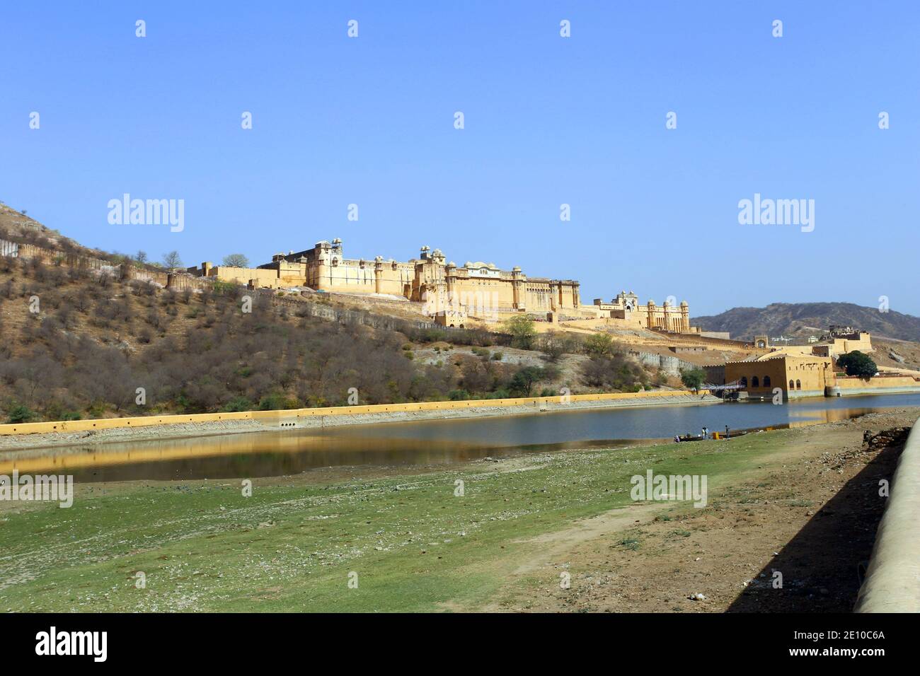 Amber o Amer Fort, ad Amer, vicino Jaipur, Rajasthan, India visto dal lago di Maota; UN bell'esempio di architettura di Mughul Foto Stock