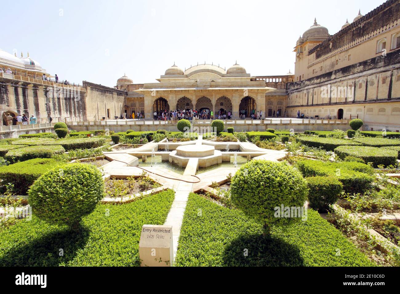 Giardini interni del Amber o Amer Fort, ad Amer, vicino Jaipur, Rajasthan, India; UN bell'esempio di architettura di Mughul Foto Stock