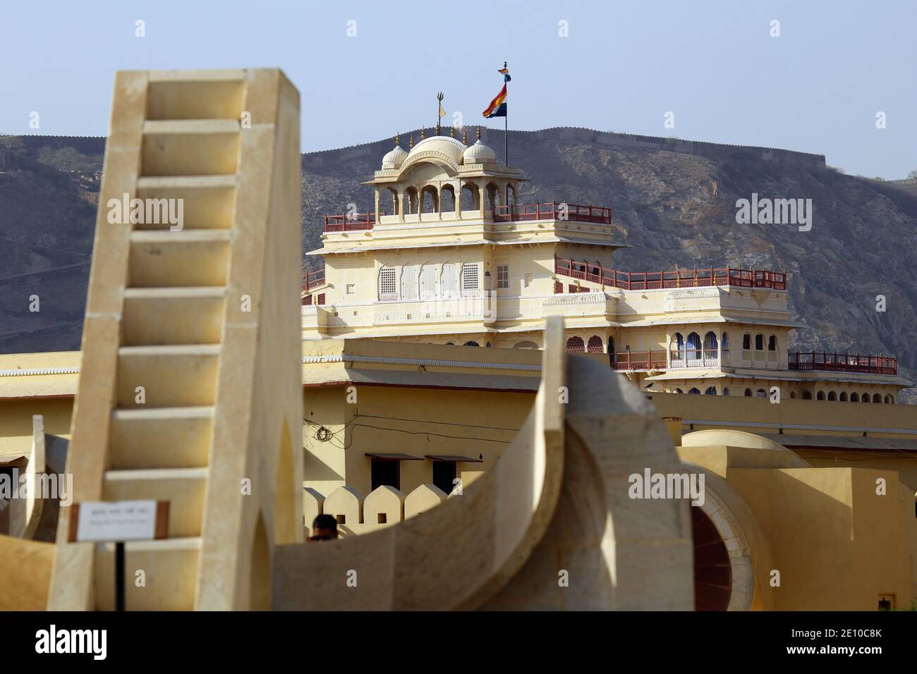 Strumenti astronomici a Jantar Mantar, Jaipur, India, costruito da Sawai Jai Singh II, il fondatore di Jaipur, Rajasthan, completato nel 1734 Foto Stock