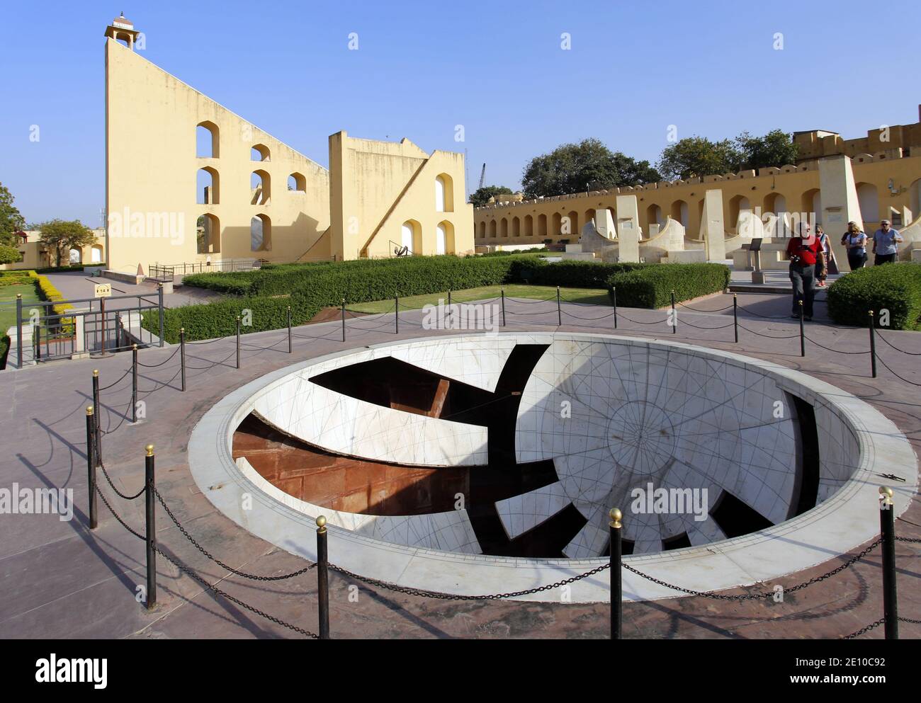 Strumenti astronomici a Jantar Mantar, Jaipur, India, costruito da Sawai Jai Singh II, il fondatore di Jaipur, Rajasthan, completato nel 1734 Foto Stock