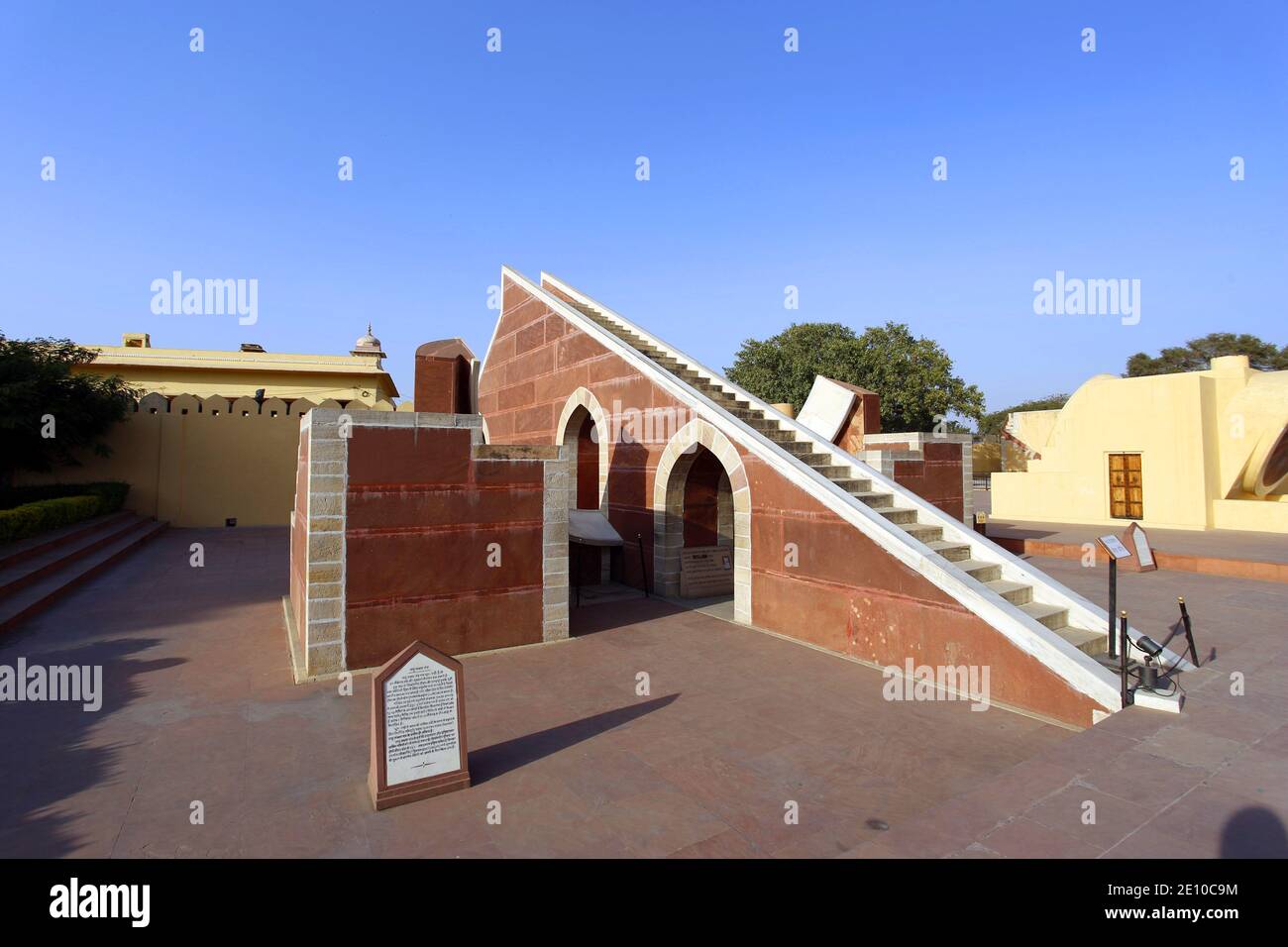 Laghu sagrat yantra; uno degli strumenti astronomici a Jantar Mantar, Jaipur, India, costruito da Sawai Jai Singh II, il fondatore di Jaipur, Rajastha Foto Stock