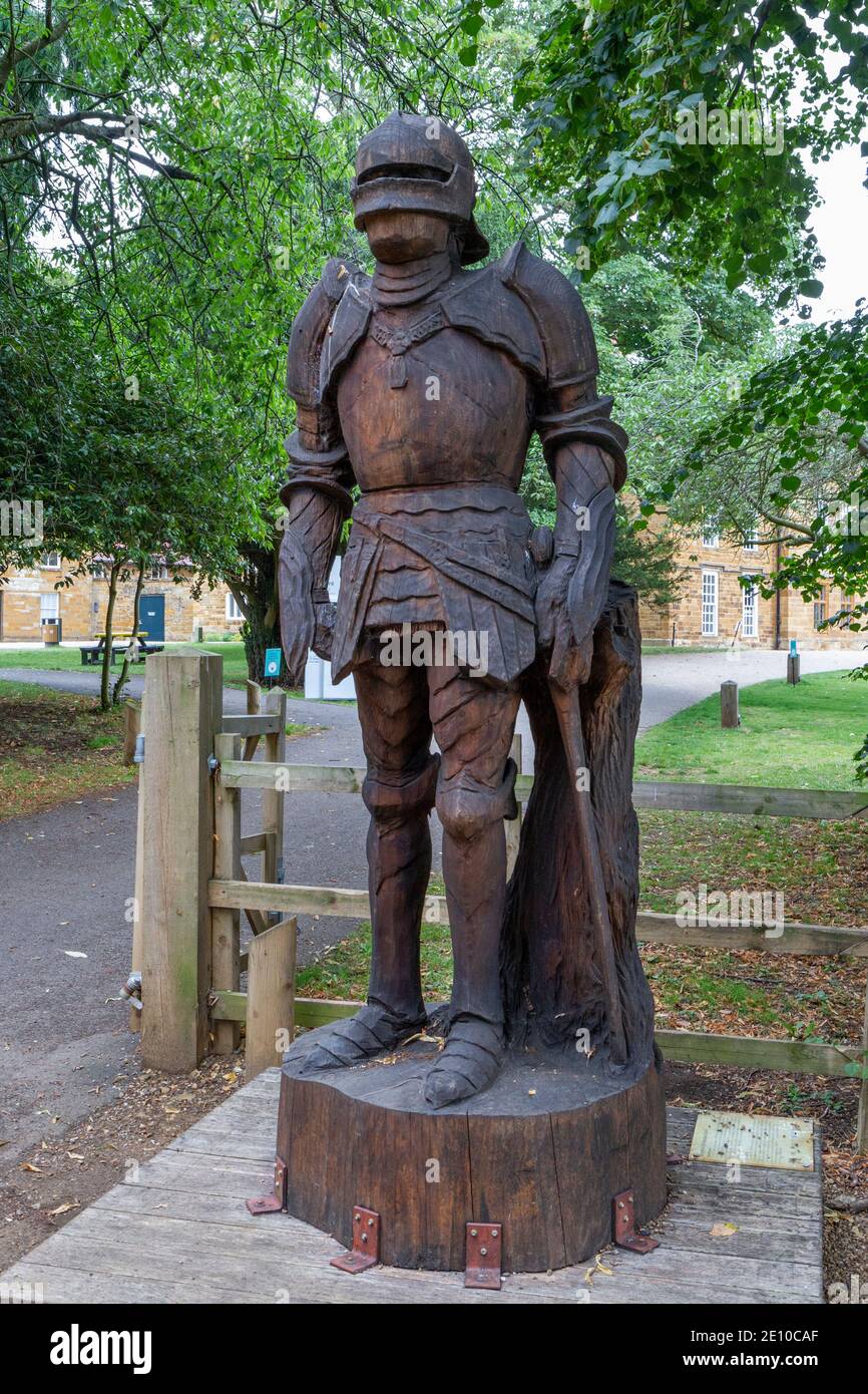Cavaliere in armeria scultura in legno che si trova nei terreni di Delapré Abbey, Northampton, East Midlands, Regno Unito. Foto Stock