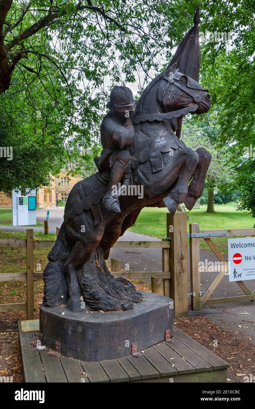 Cavaliere su una scultura in legno di cavallo che si trova nei terreni di Delapré Abbey, Northampton, East Midlands, Regno Unito. Foto Stock