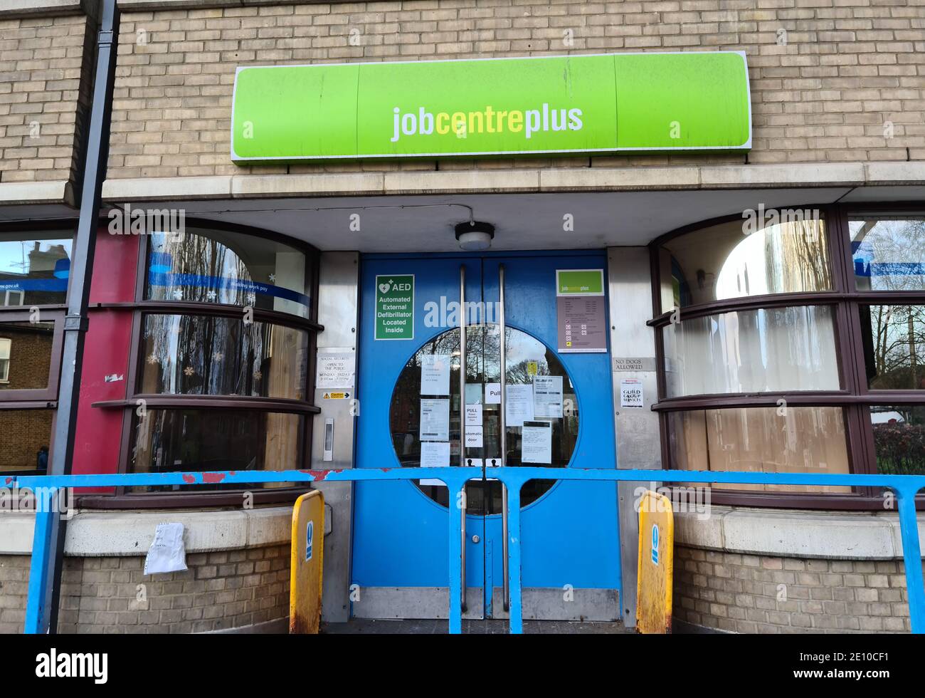 Il cartello con il nome e l'ingresso di una filiale di Job Center Plus. Foto Stock